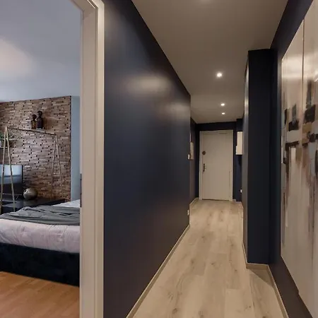 Relax And Go - Train Station Apartment